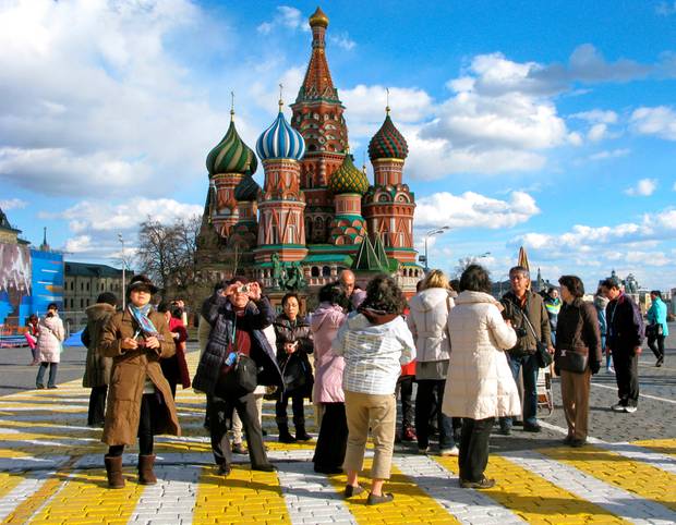 Chinesische Touristen auf dem Roten Platz in Moskau