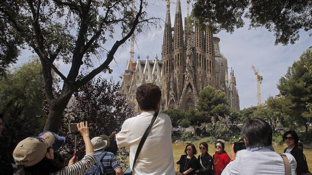 Touristen vor der Sagrada Familia in Barcelona