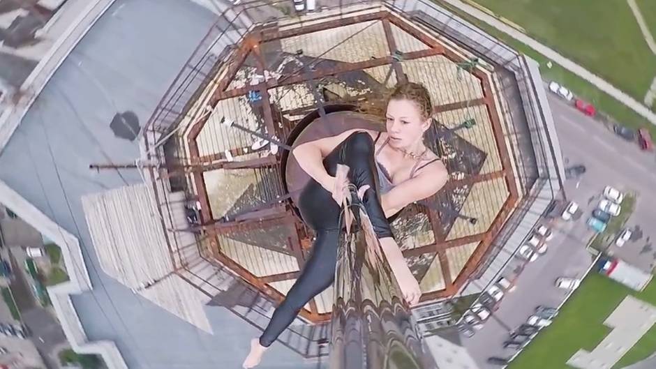 Waghalsige Luftnummer: Russische Pole-Tänzerin zeigt ihr Können – auf der Spitze eines Hochhauses und völlig ohne Sicherung