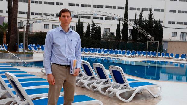 Samos-Hoteldirektor Christoph Gräwert steht am Pool seines Hotels in Magaluf