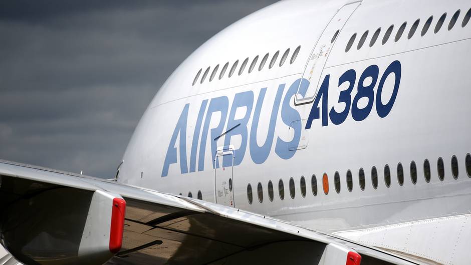 Auf einem weißen Flugzeug steht in zwei unterschiedlichen Blautönen "Airbus A380" auf der Seite