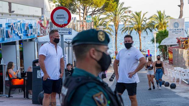 Beamte der Guardia Civil stehen Wache auf Mallorca: Die wilden Partys Hunderter Touristen ohne Schutzmaske und Sicherheitsabstand haben ein einschneidendes Nachspiel. Erstmals werden mitten im Sommer alle Vergnügungslokale im Herzstück des Ballermanns geschlossen.