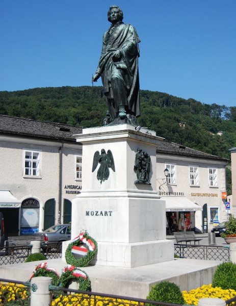 Mozartplatz & Mozart Denkmal  in Salzburg